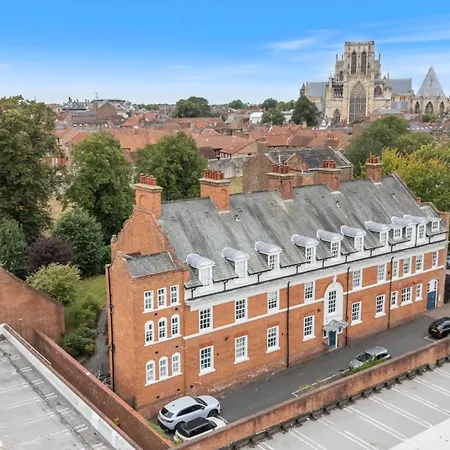 14 Feversham House Stylish 1-bed With Minster Views - Pass The Keys Apartment
