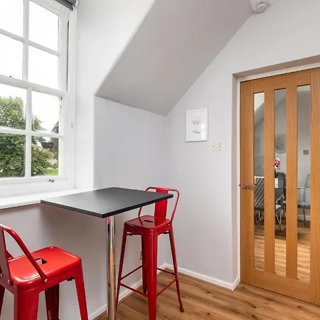 14 Feversham House Stylish 1-bed With Minster Views - Pass The Keys *