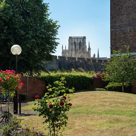 14 Feversham House Stylish 1-bed With Minster Views - Pass The Keys 아파트 요크