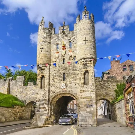 14 Feversham House Stylish 1-bed With Minster Views - Pass The Keys 아파트 요크