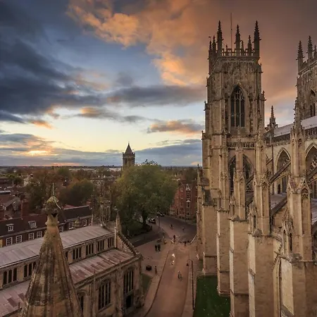 14 Feversham House Stylish 1-bed With Minster Views - Pass The Keys 아파트