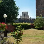 14 Feversham House Stylish 1-bed With Minster Views - Pass The Keys Lejlighed York