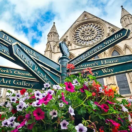 14 Feversham House Stylish 1-bed With Minster Views - Pass The Keys *