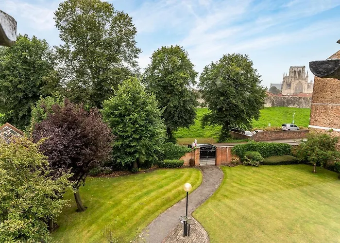 14 Feversham House Stylish 1-bed With Minster Views - Pass The Keys * York