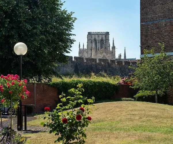 14 Feversham House Stylish 1-bed With Minster Views - Pass The Keys Appartamento York