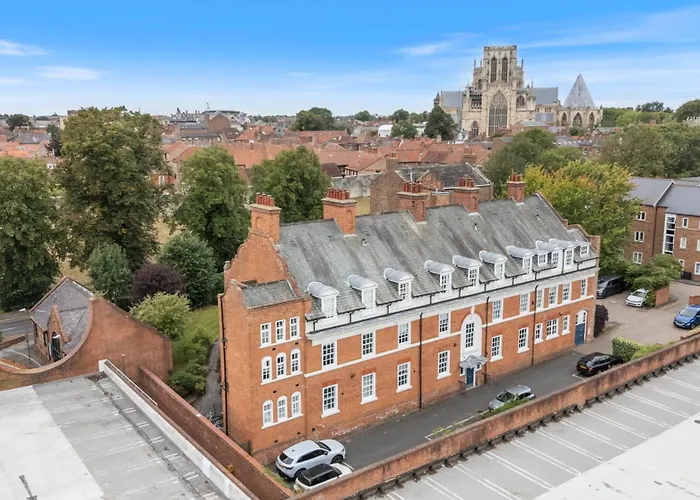 14 Feversham House Stylish 1-bed With Minster Views - Pass The Keys Appartamento